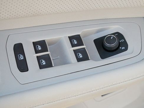 Certified 2025 Volkswagen Atlas SE w/ Black Wheel Package image 19