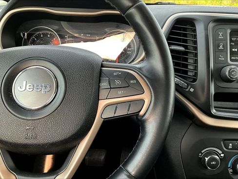 Used 2016 Jeep Cherokee Sport FWD image 13
