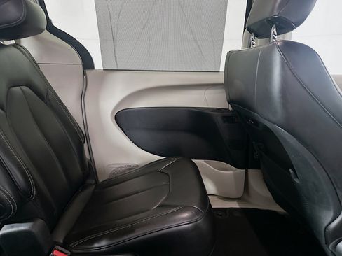 Used 2023 Chrysler Pacifica Touring-L image 31