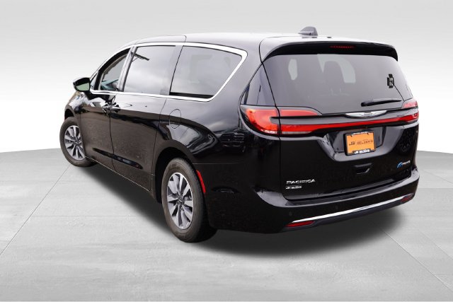 Certified 2024 Chrysler Pacifica Limited FWD image 7
