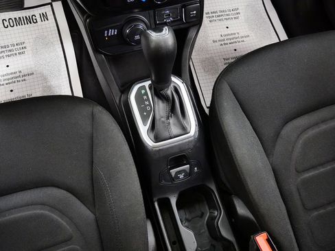 Used 2021 Jeep Renegade Latitude AWD/4WD image 29