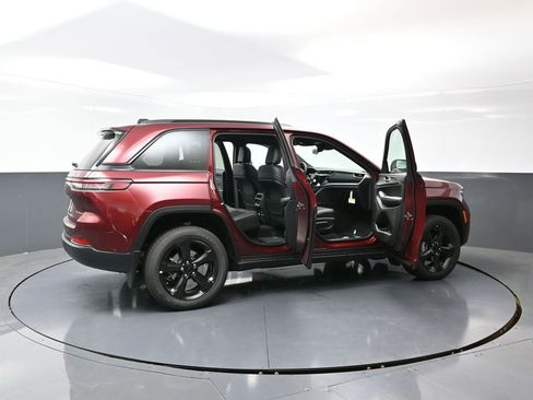 New 2025 Jeep Grand Cherokee Altitude w/ Trailer Tow Package image 44