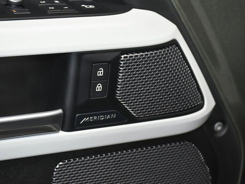 Used 2021 Land Rover Defender 110 X-Dynamic SE image 11