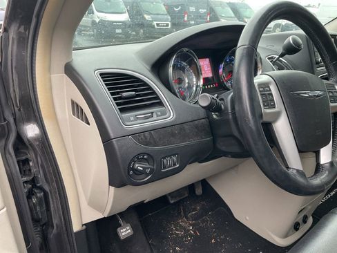 Used 2016 Chrysler Town & Country Touring w/ Driver Convenience Group image 20