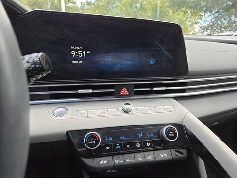 Used 2023 Hyundai Elantra Limited FWD image 16