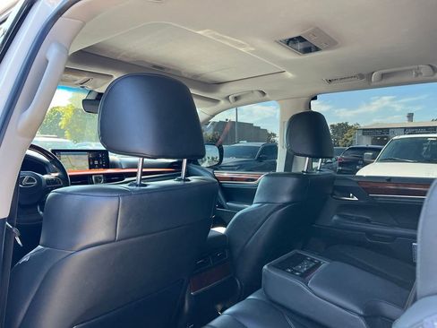 Used 2019 Lexus LX 570 4WD w/ Luxury Package image 9