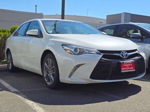 Used 2016 Toyota Camry SE w/ Moonroof Package FWD image 3