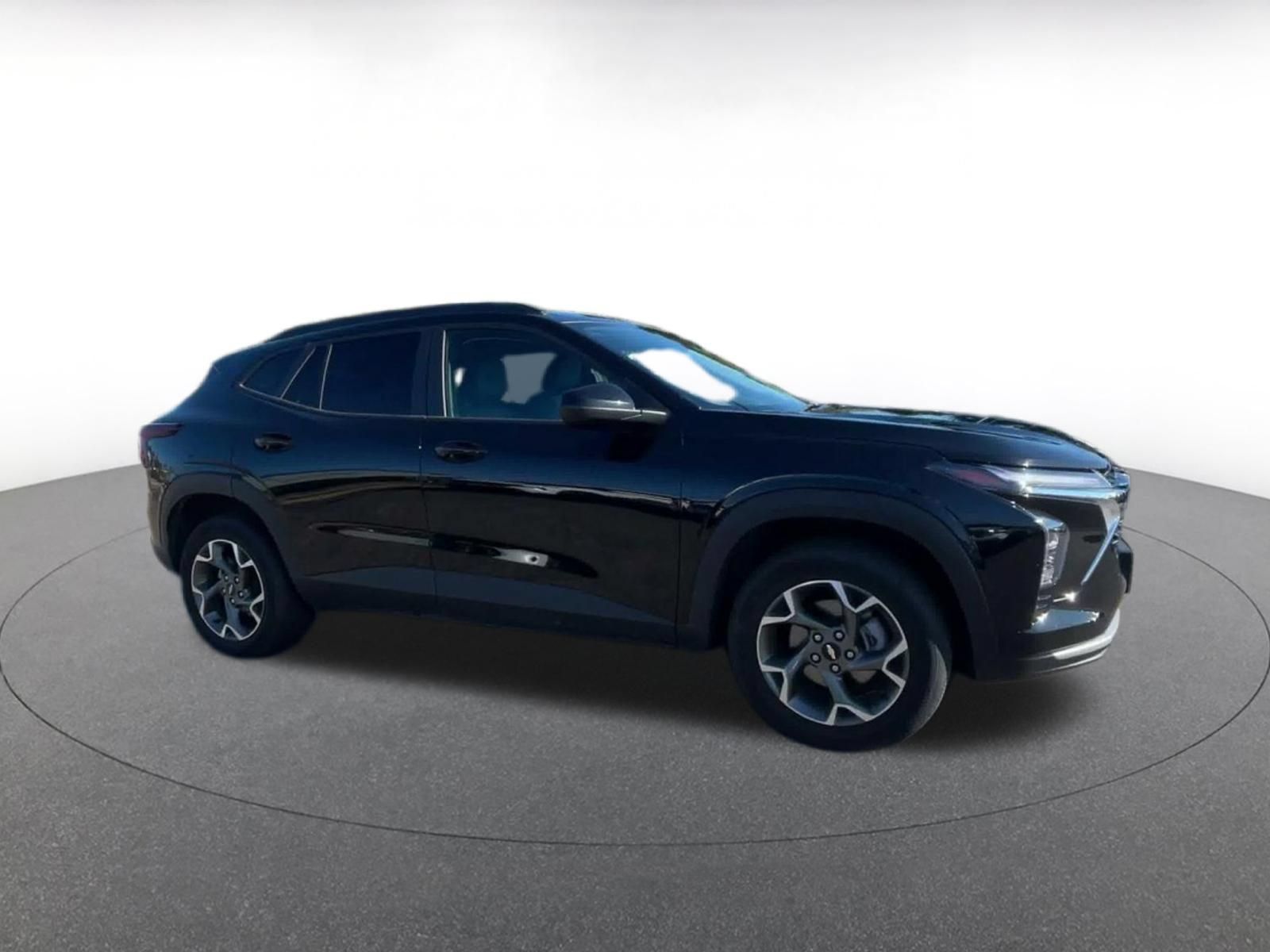 Used 2025 Chevrolet Trax LT FWD image 2