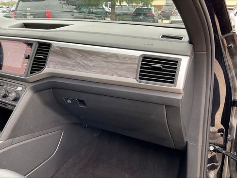 Used 2021 Volkswagen Atlas Cross Sport SE image 16