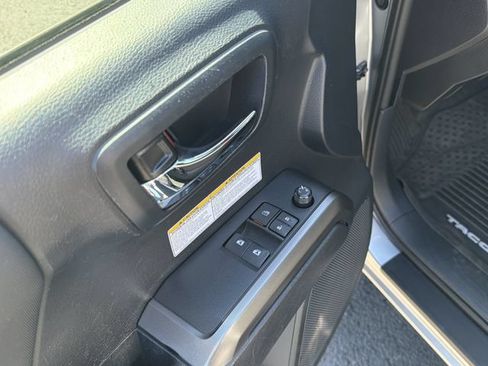 Used 2019 Toyota Tacoma TRD Off-Road w/ TRD Premium Off Road Package AWD/4WD image 14