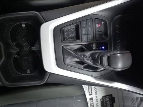 Used 2022 Toyota RAV4 XLE image 34