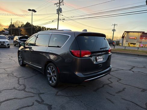 Used 2017 Chrysler Pacifica Limited w/ UConnect Theater Package image 3