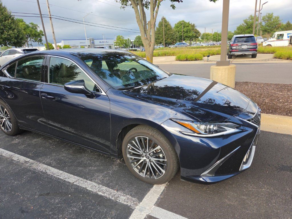 Used 2025 Lexus ES 300h w/ Premium Package FWD image 3