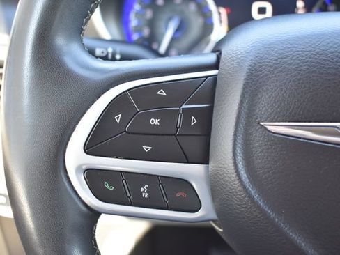 Used 2024 Chrysler Pacifica Touring-L FWD image 15