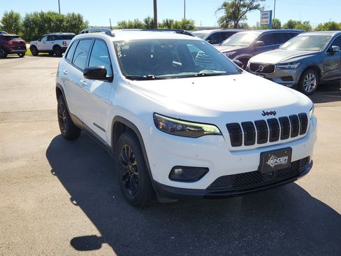 Used 2023 Jeep Cherokee Altitude Lux image 6