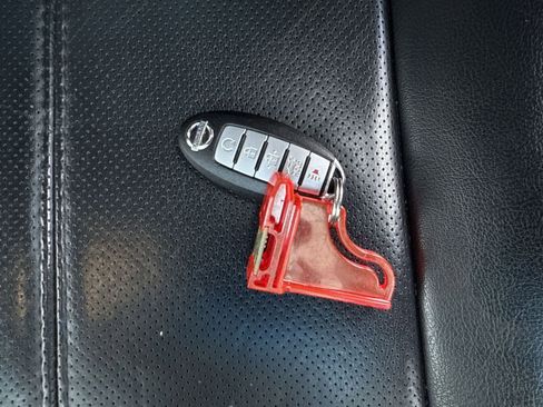 Used 2016 Nissan Pathfinder Platinum w/ Family Entertainment Package image 46