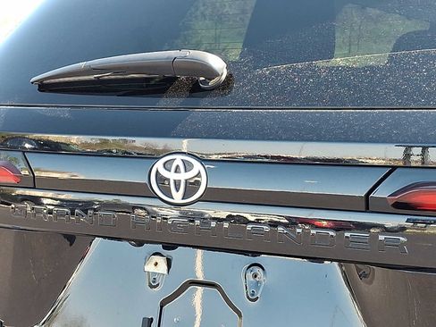 Used 2025 Toyota Grand Highlander AWD image 30