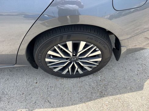 Used 2024 Nissan Altima 2.5 SV FWD image 2