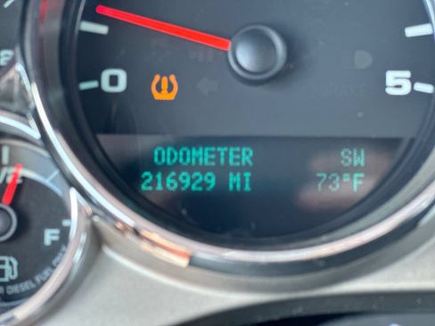 Used 2014 Chevrolet Silverado 2500 LT w/ Interior Plus Package AWD/4WD image 13