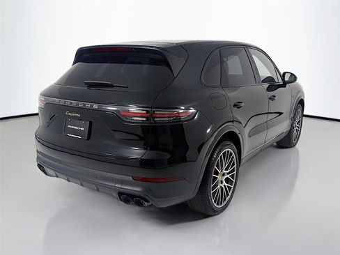 Certified 2022 Porsche Cayenne Platinum Edition image 26