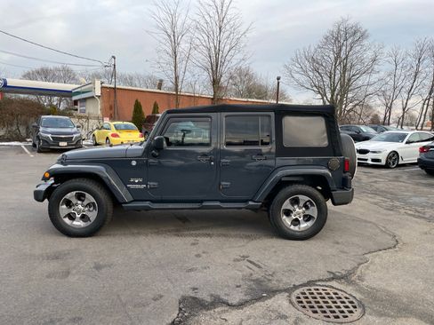 Used 2017 Jeep Wrangler Unlimited Sahara w/ Connectivity Group AWD/4WD image 2