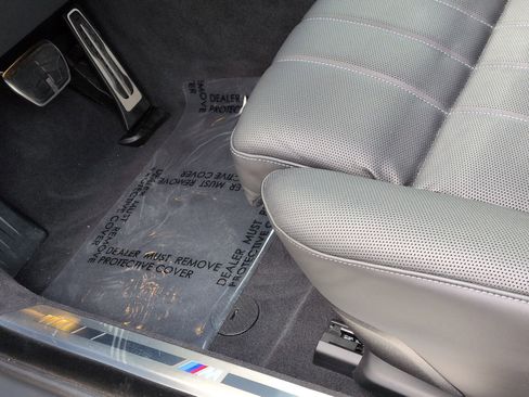 Used 2025 BMW 750e xDrive image 17