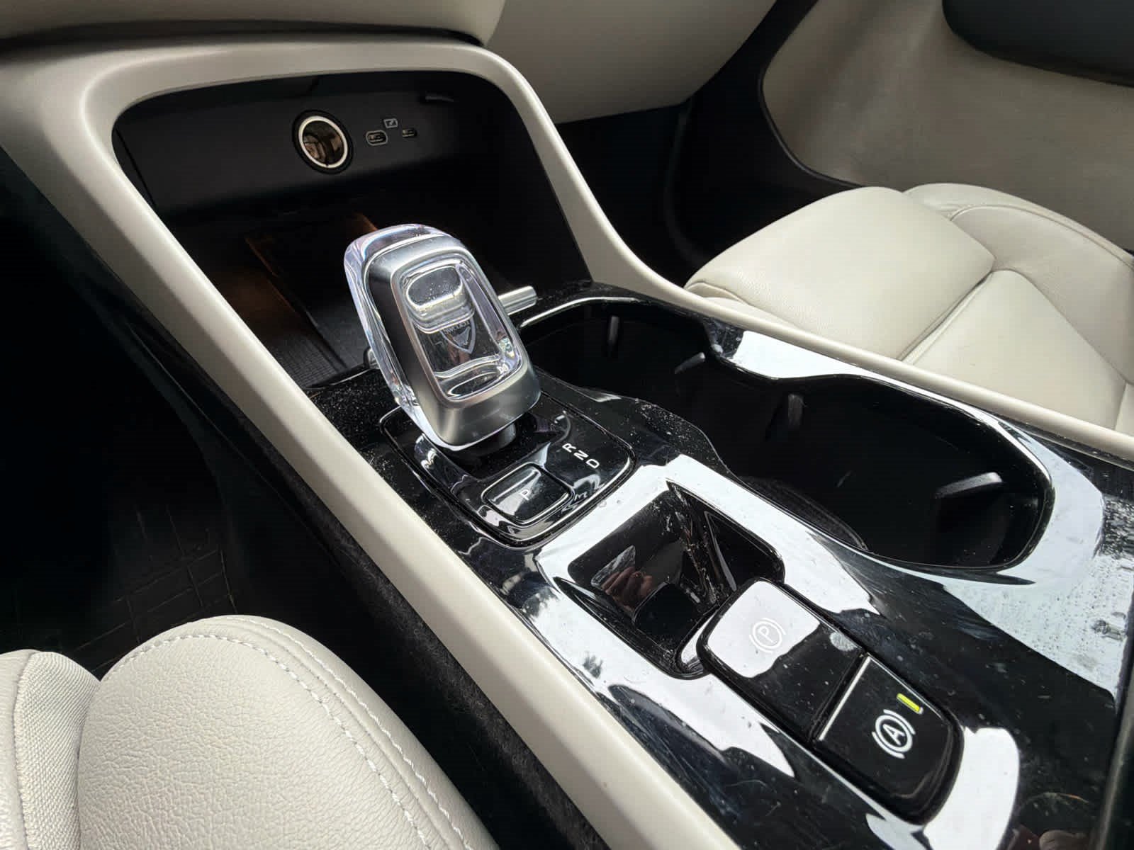 Certified 2024 Volvo XC40 B5 Ultimate w/ Protection Package Premier AWD/4WD image 34