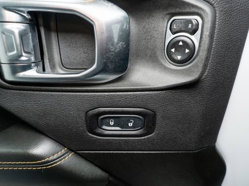 Used 2025 Jeep Wrangler Sahara image 13