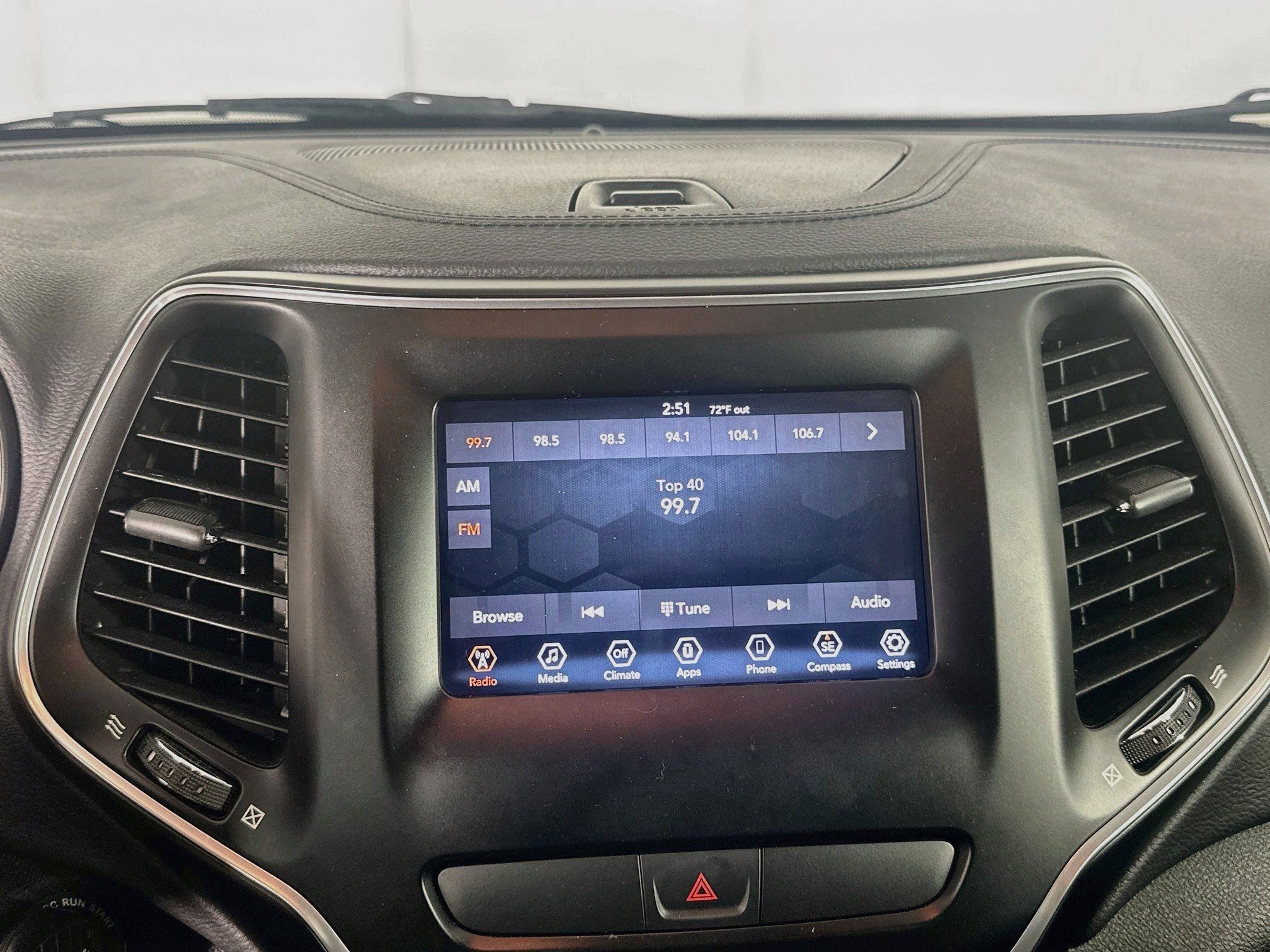 Used 2019 Jeep Cherokee Latitude w/ Popular Appearance Group FWD image 19