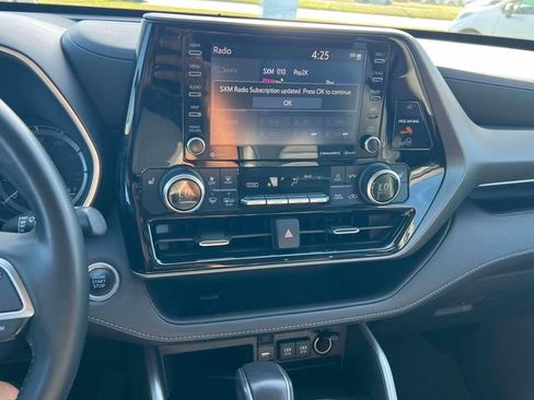 Used 2020 Toyota Highlander XLE AWD/4WD image 15