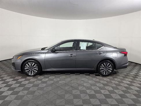 Used 2024 Nissan Altima 2.5 SV FWD image 8