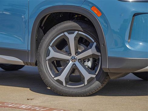 New 2025 Volkswagen Tiguan SE image 2
