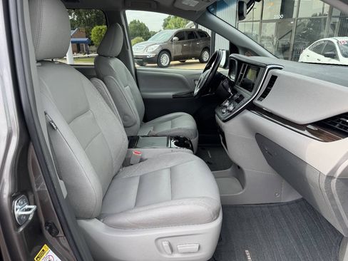 Used 2017 Toyota Sienna FWD image 15