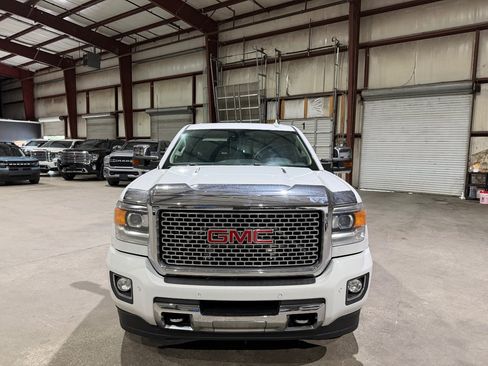 Used 2016 GMC Sierra 2500 Denali w/ Duramax Plus Package AWD/4WD image 9
