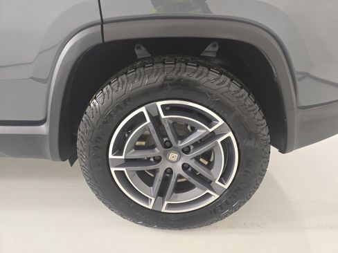 Used 2025 Rivian R1S Adventure image 10