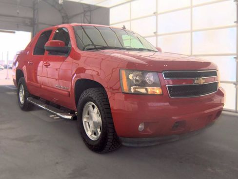 Used 2008 Chevrolet Avalanche LT w/ Convenience Package #1 AWD/4WD image 3