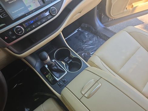 Used 2019 Toyota Highlander XLE FWD image 25