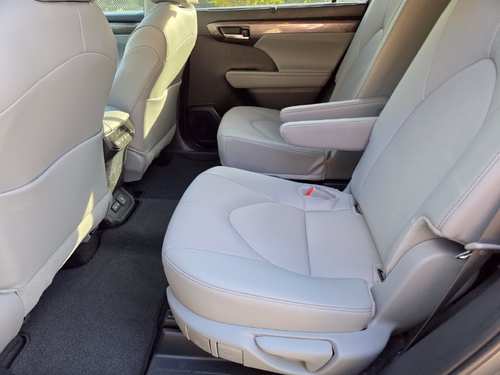 Used 2025 Toyota Highlander Limited AWD/4WD image 24