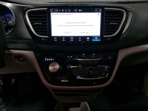 Used 2024 Chrysler Pacifica Touring-L image 33