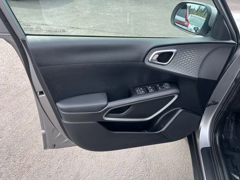 Used 2023 Kia Soul LX w/ LX Technology Package FWD image 11