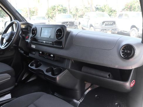 Used 2024 Mercedes-Benz Sprinter 2500 image 33