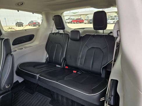 Used 2024 Chrysler Pacifica Limited w/ Uconnect Theater Family Group FWD image 21