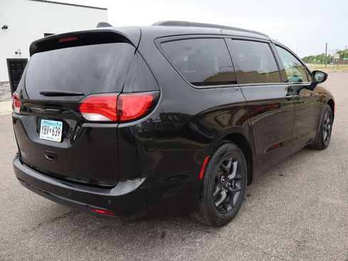 Used 2019 Chrysler Pacifica Touring-L w/ S Appearance Package FWD image 3