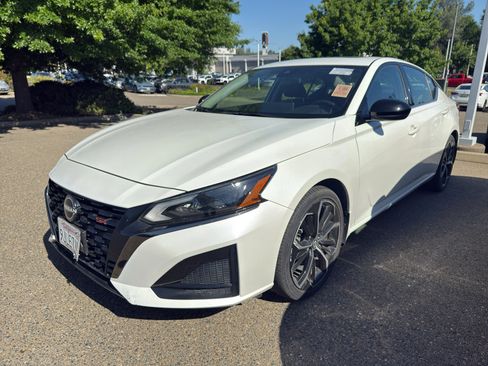 Used 2023 Nissan Altima 2.5 SR w/ SR Premium Package FWD image 1