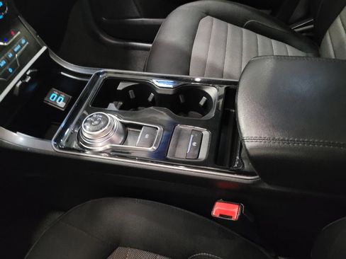 Used 2020 Ford Edge SE image 26