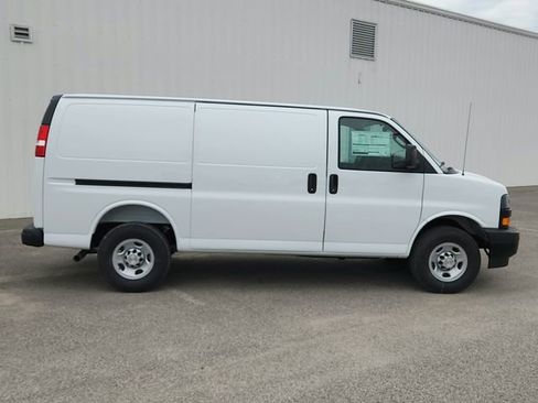 New 2026 Chevrolet Express 3500 RWD image 8