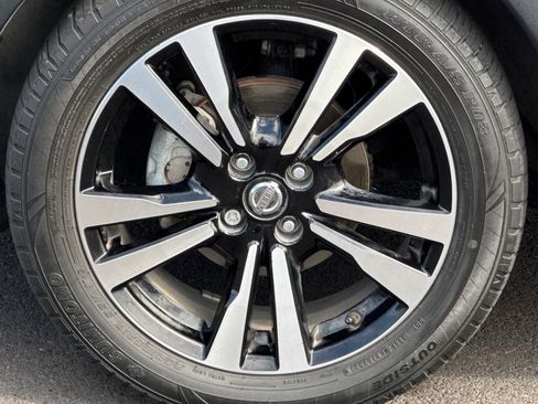 Used 2020 Nissan Kicks SR image 30