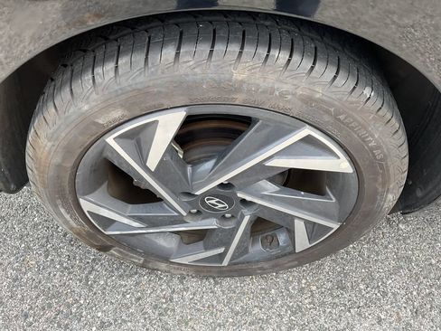Used 2024 Hyundai Elantra Limited FWD image 14