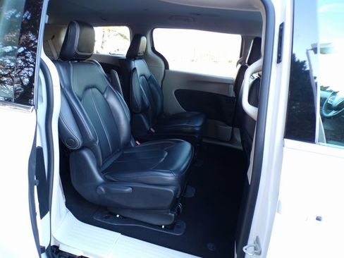 Used 2023 Chrysler Pacifica Touring-L image 13