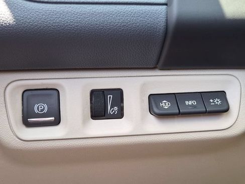 Used 2021 GMC Acadia Denali w/ Denali Technology Package AWD/4WD image 17